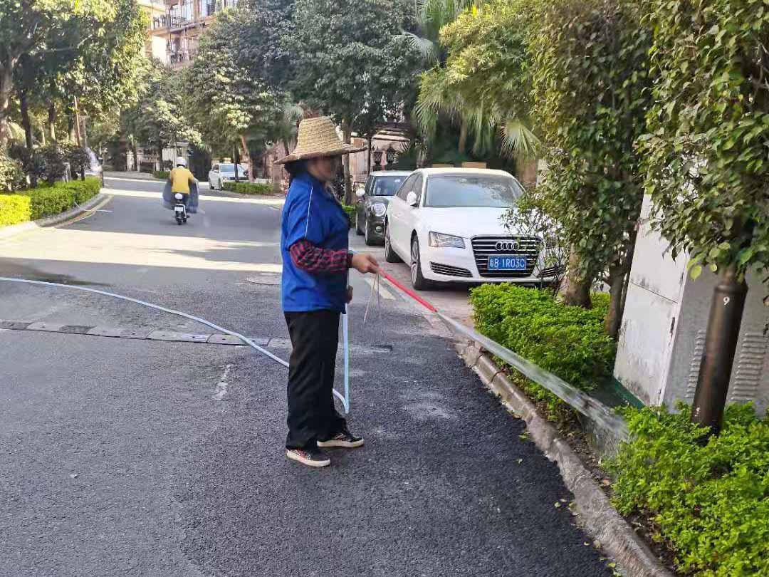 綠化養(yǎng)護澆返青水